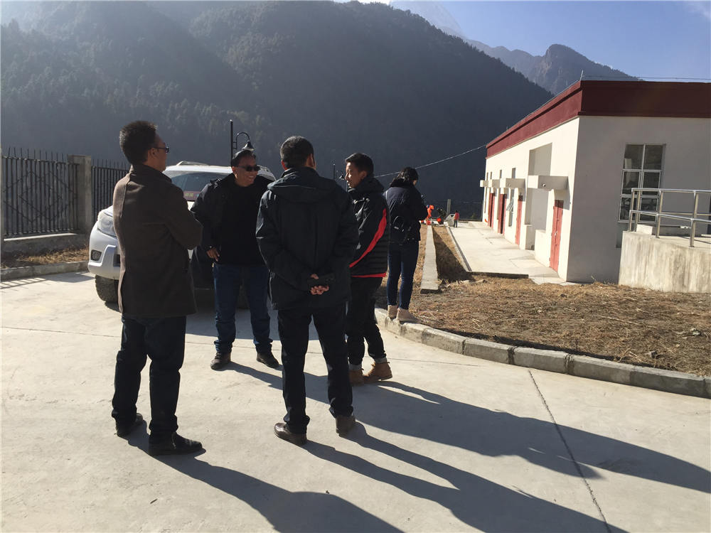 日喀則市環(huán)保督導(dǎo)組蒞臨吉隆縣污水處理廠檢查并指導(dǎo)工作，我吉隆縣環(huán)保局局長和分管縣長熊等領(lǐng)導(dǎo)陪同